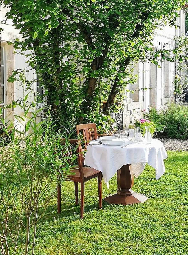 Le Domaine Des Platanes Acomodação com café da manhã Bourg-Charente Exterior foto
